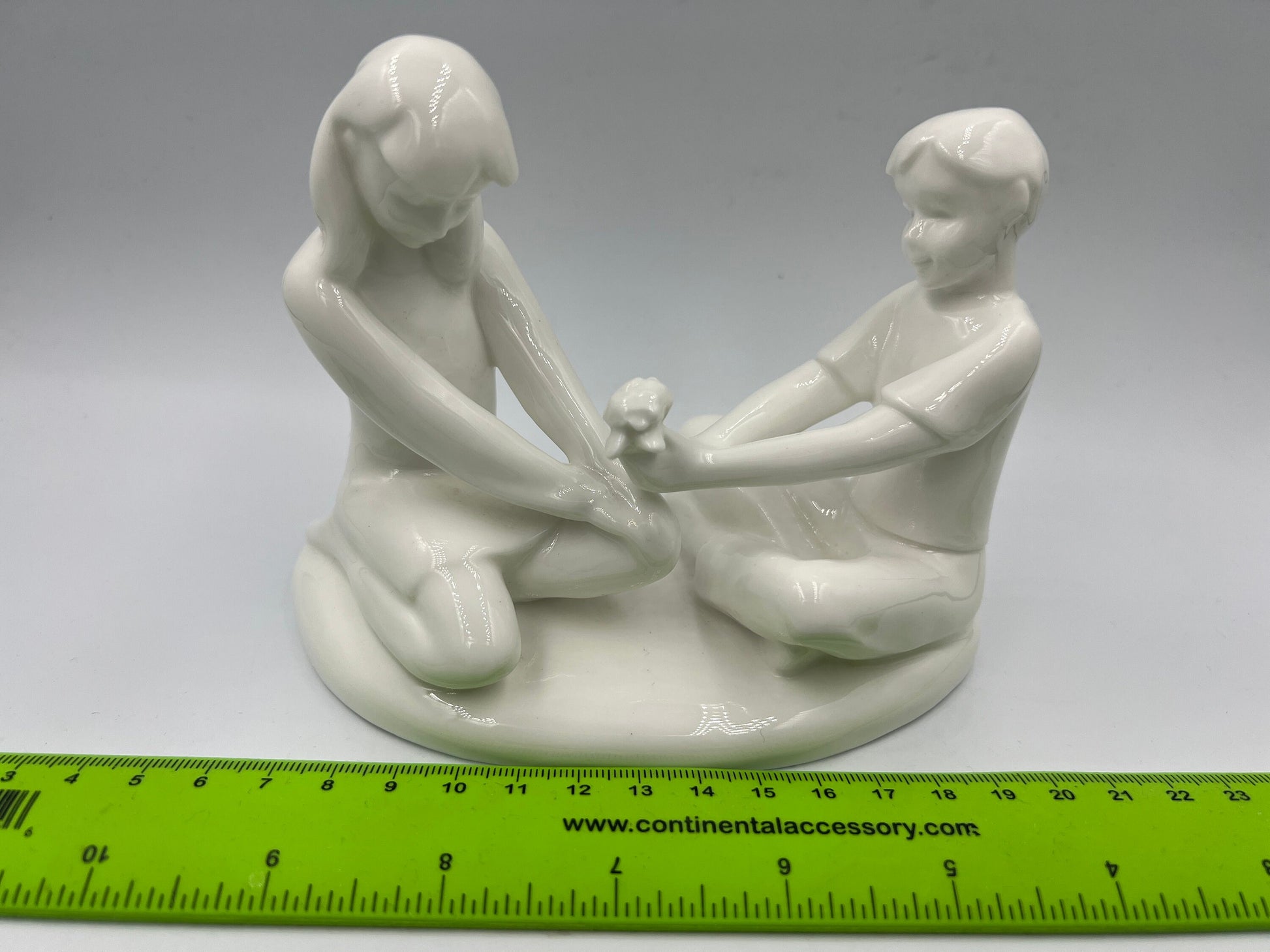 Royal Doulton Figurine  Gift Of Friendship  HN4446  White Bone China - 2002 - Royaltreasuryhouse