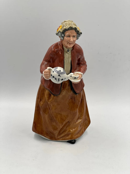 VTG Royal Doulton England "Teatime" HN2255 Figurine 1966 Granny Serving Tea - Royaltreasuryhouse