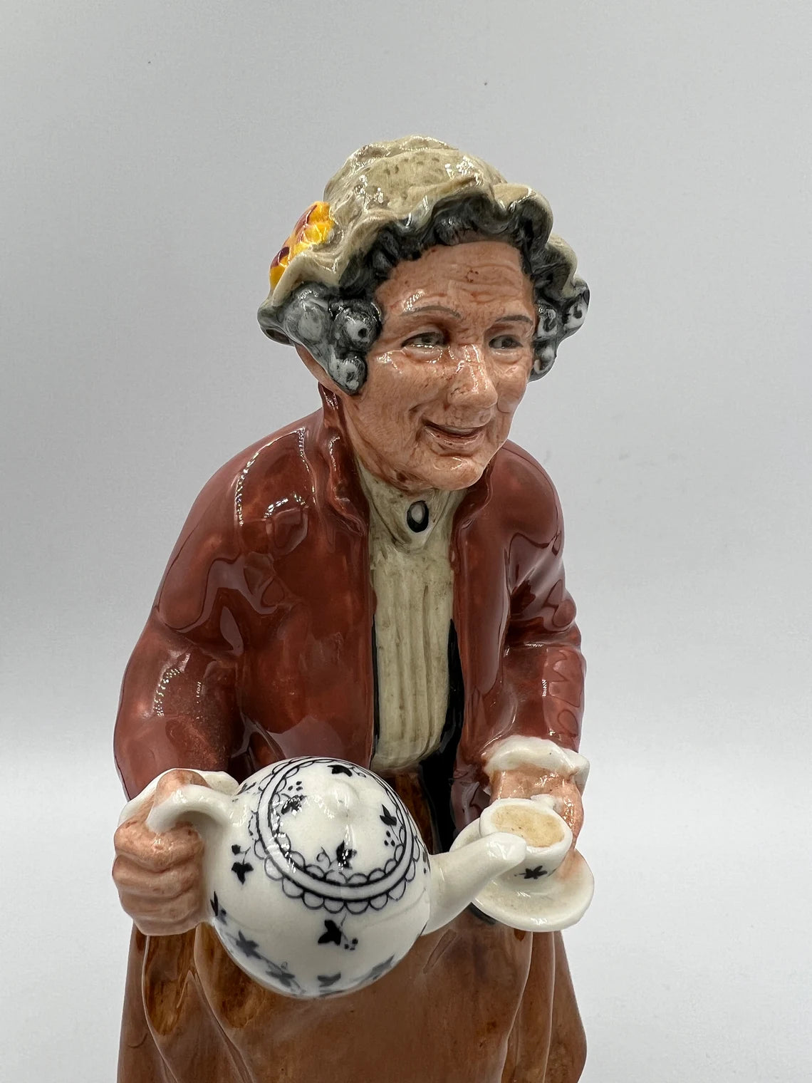 VTG Royal Doulton England "Teatime" HN2255 Figurine 1966 Granny Serving Tea - Royaltreasuryhouse