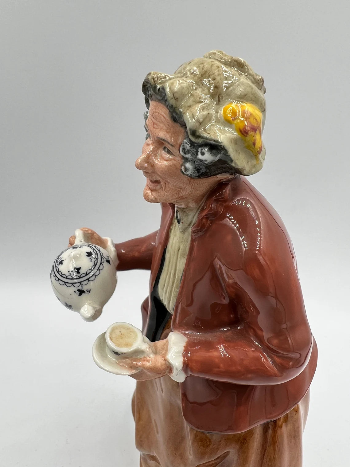 VTG Royal Doulton England "Teatime" HN2255 Figurine 1966 Granny Serving Tea - Royaltreasuryhouse