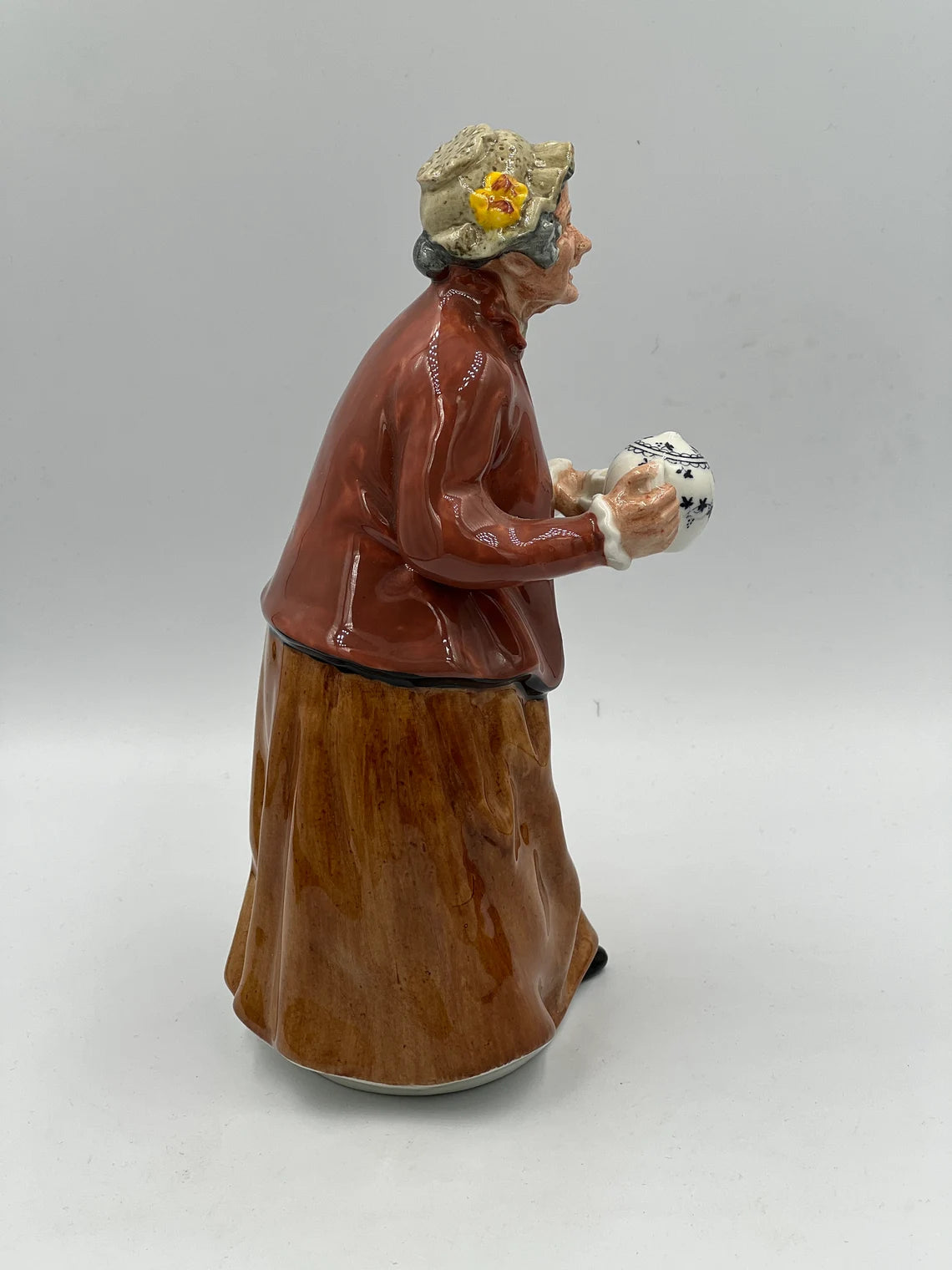 VTG Royal Doulton England "Teatime" HN2255 Figurine 1966 Granny Serving Tea - Royaltreasuryhouse