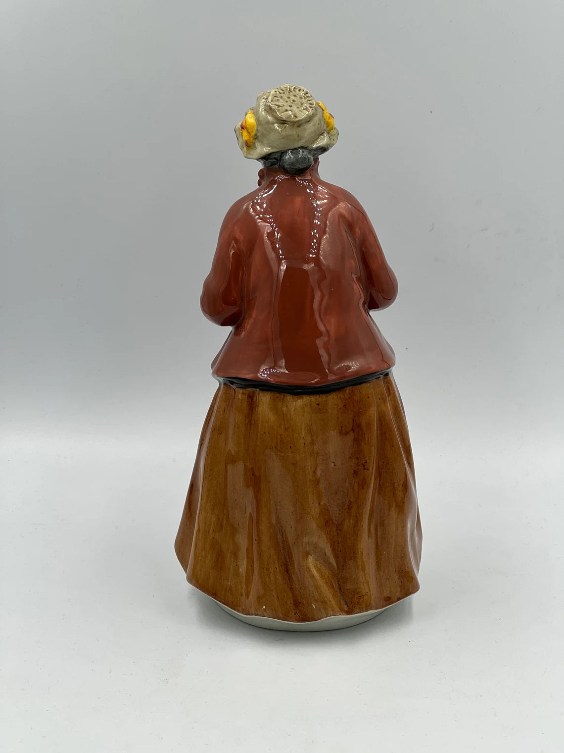 VTG Royal Doulton England "Teatime" HN2255 Figurine 1966 Granny Serving Tea - Royaltreasuryhouse