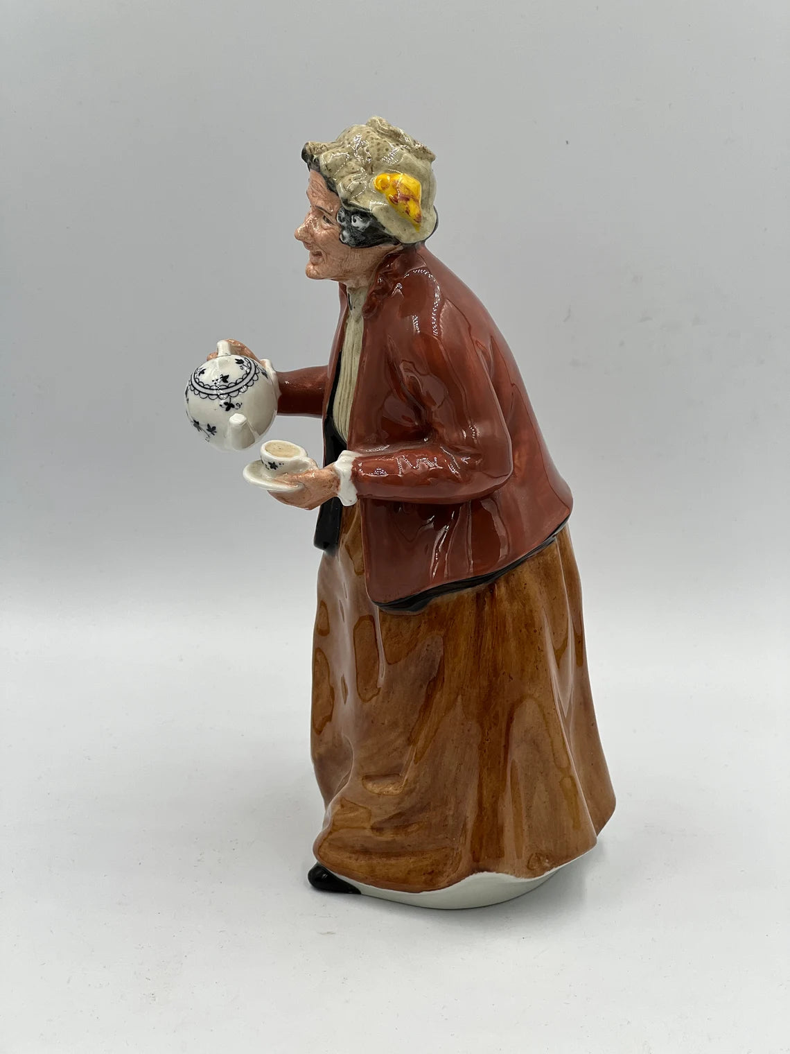 VTG Royal Doulton England "Teatime" HN2255 Figurine 1966 Granny Serving Tea - Royaltreasuryhouse