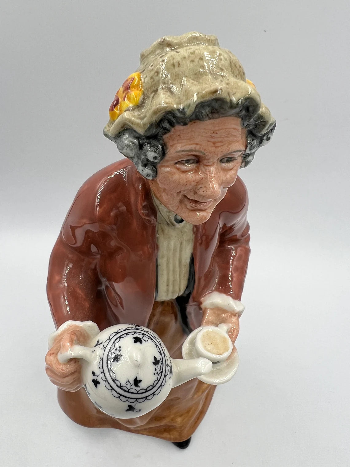 VTG Royal Doulton England "Teatime" HN2255 Figurine 1966 Granny Serving Tea - Royaltreasuryhouse