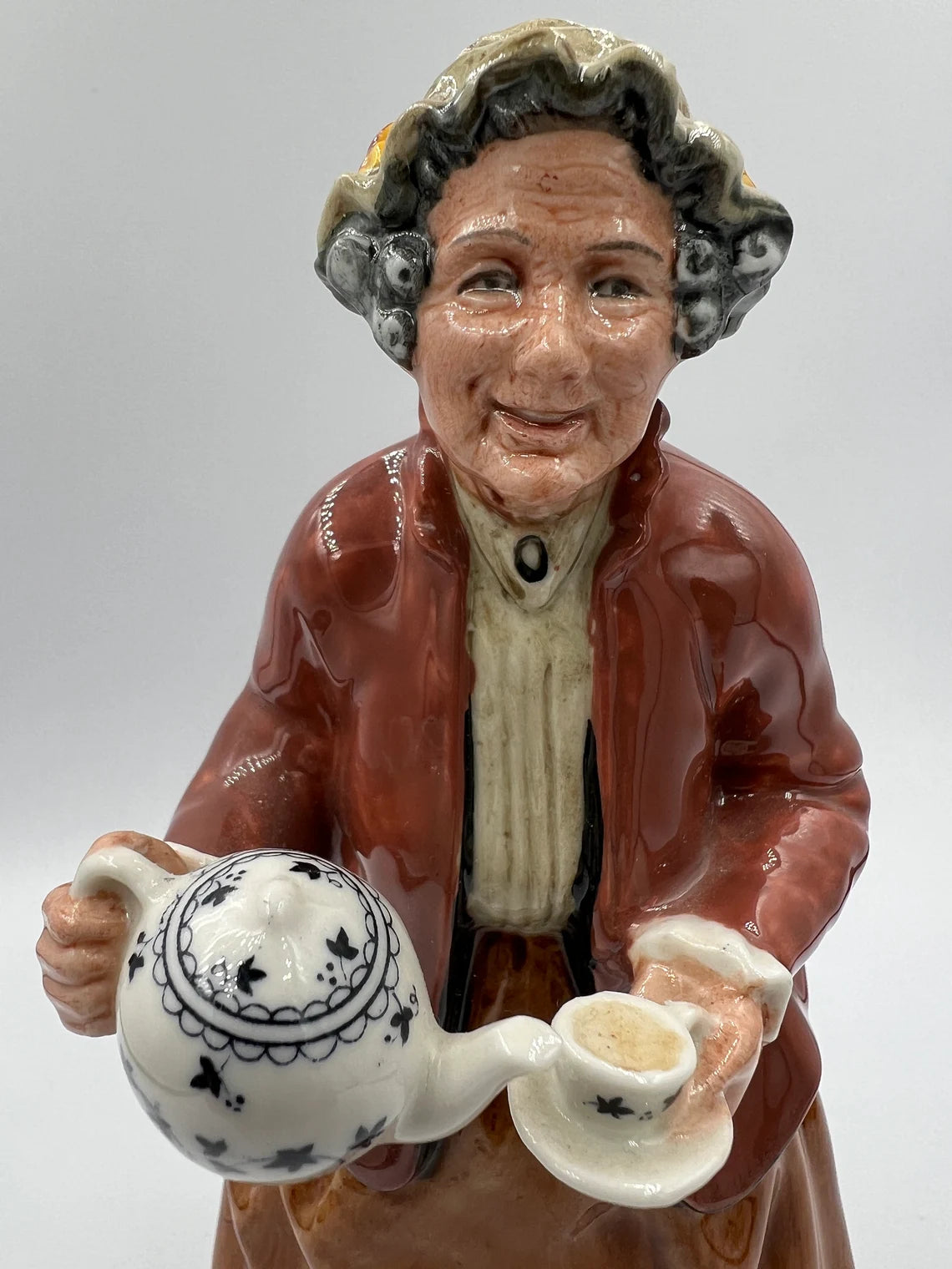 VTG Royal Doulton England "Teatime" HN2255 Figurine 1966 Granny Serving Tea - Royaltreasuryhouse