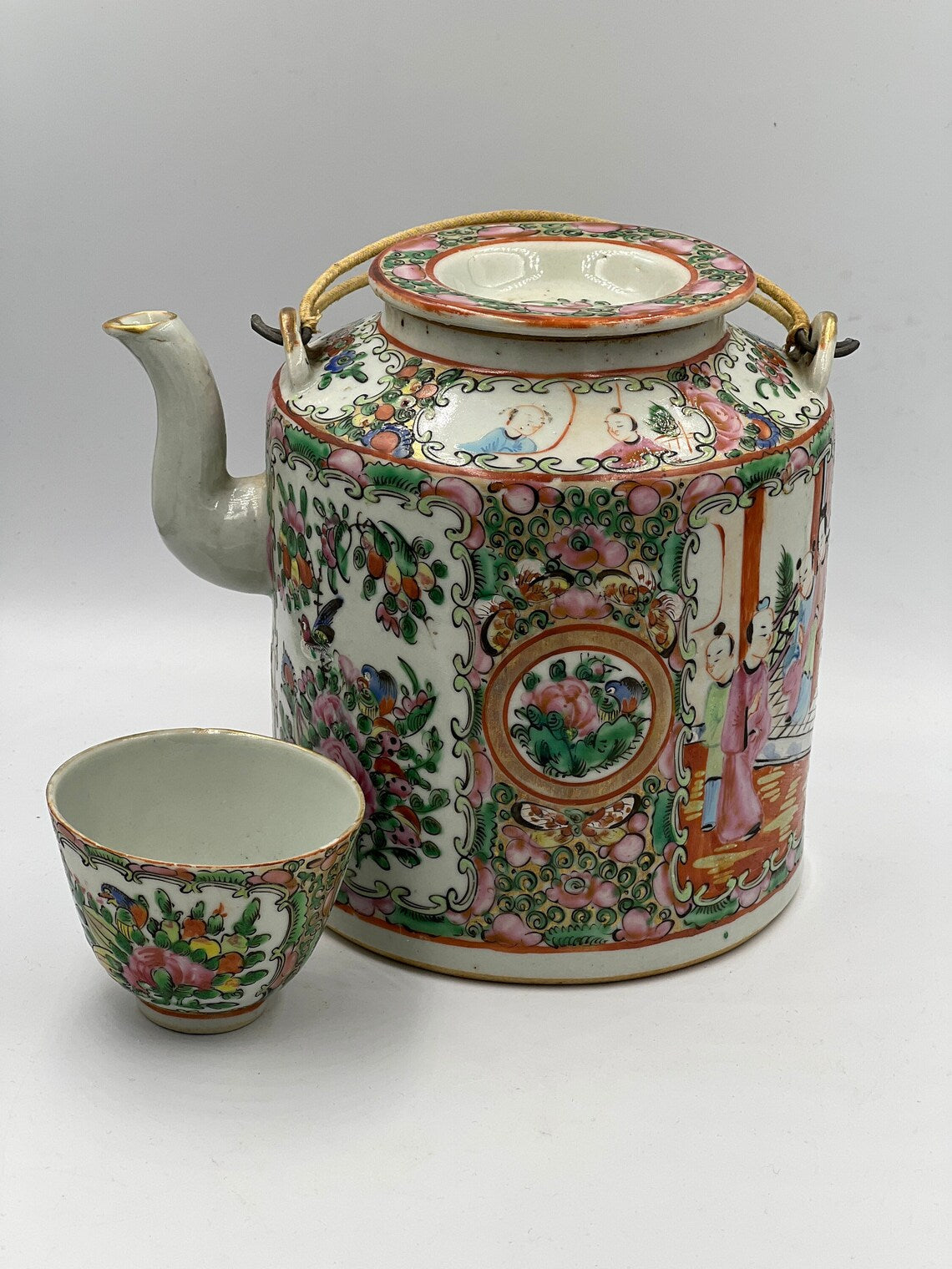 Chinese Export Rose Medallion Porcelain(廣彩瓷） Tea set in a fitted basket - Royaltreasuryhouse