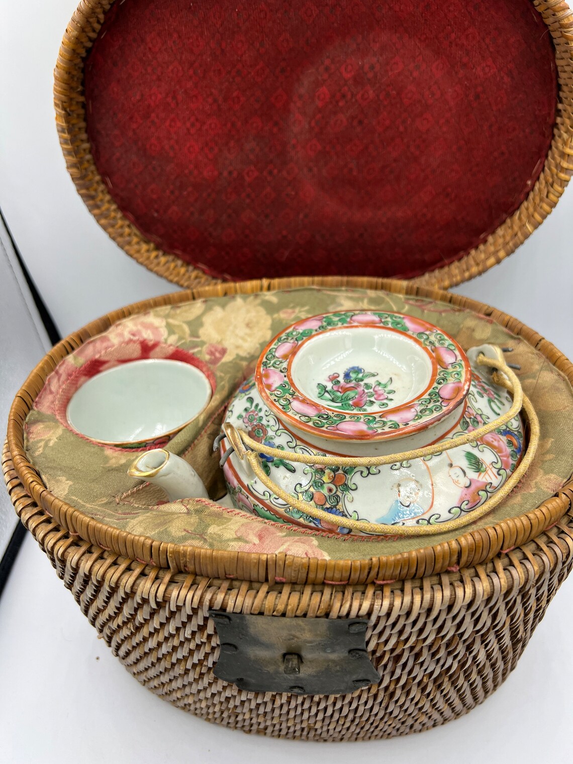 Chinese Export Rose Medallion Porcelain(廣彩瓷） Tea set in a fitted basket - Royaltreasuryhouse