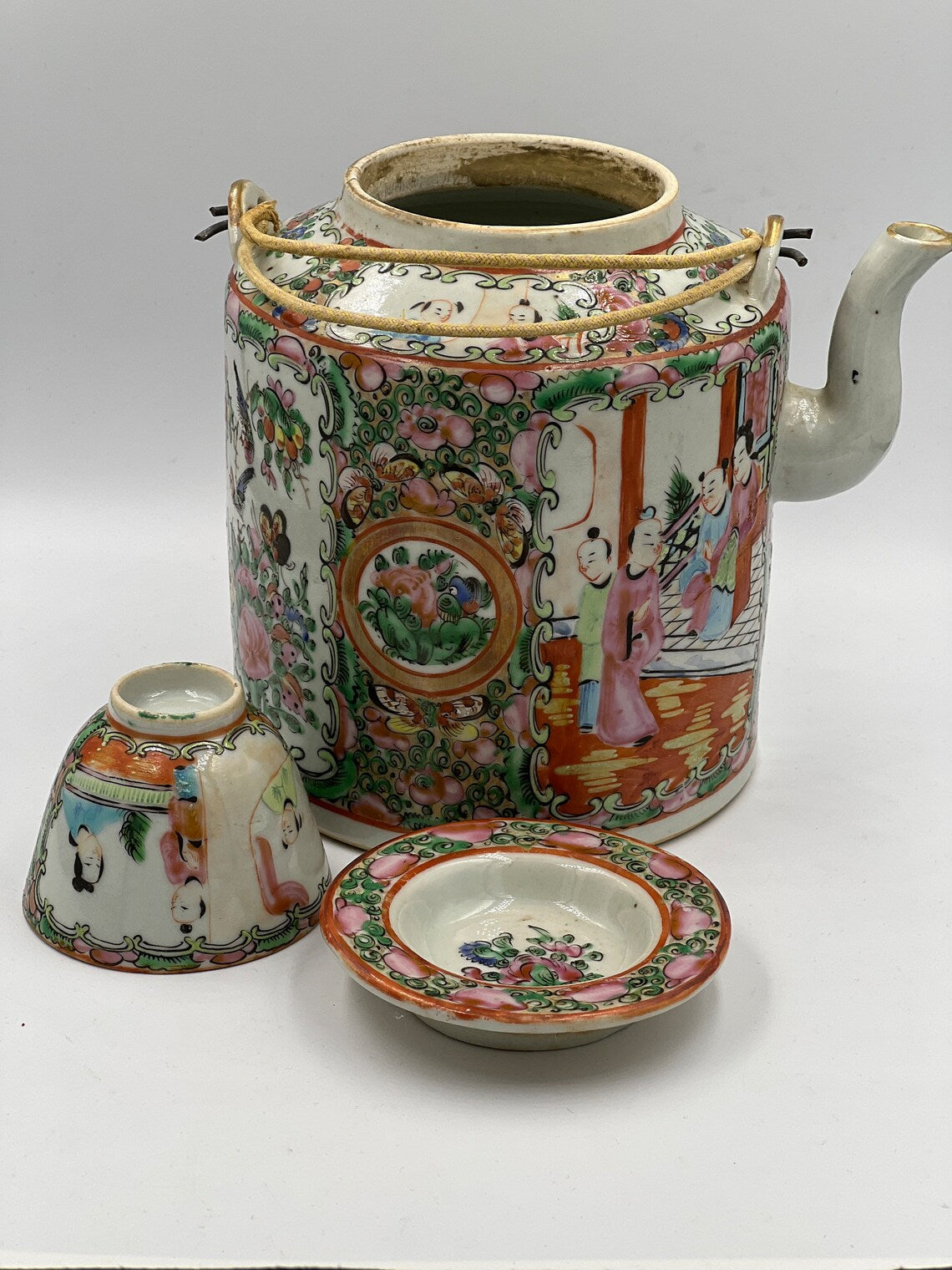 Chinese Export Rose Medallion Porcelain(廣彩瓷） Tea set in a fitted basket - Royaltreasuryhouse