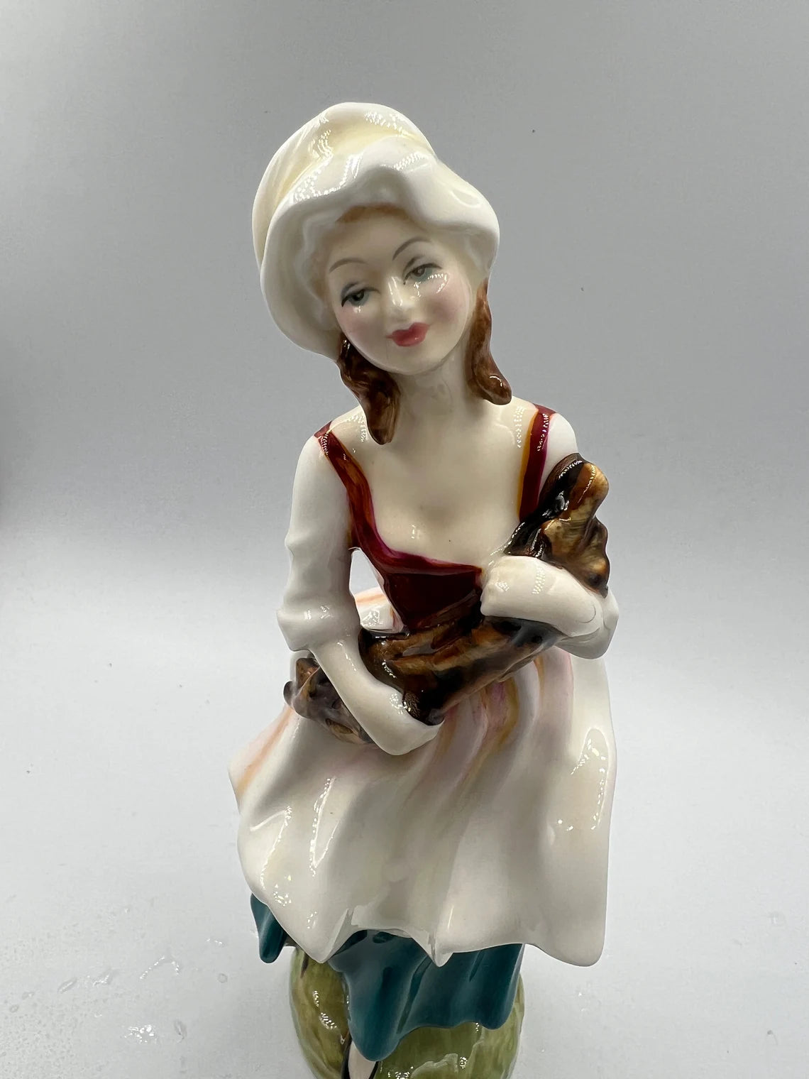 Royal Doulton Lizzie Figurine HN 2749 by Douglas Tootle 1987 England 8 -/4” High - Royaltreasuryhouse