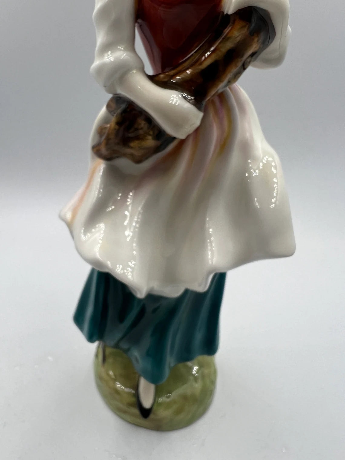 Royal Doulton Lizzie Figurine HN 2749 by Douglas Tootle 1987 England 8 -/4” High - Royaltreasuryhouse