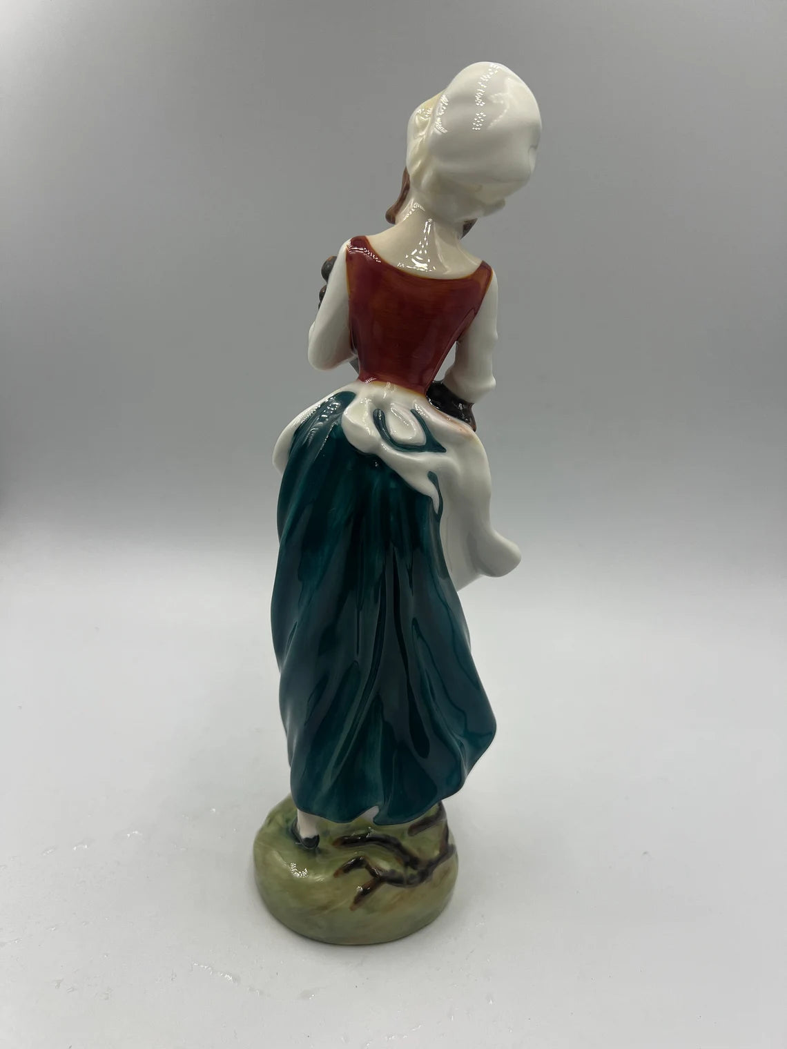 Royal Doulton Lizzie Figurine HN 2749 by Douglas Tootle 1987 England 8 -/4” High - Royaltreasuryhouse