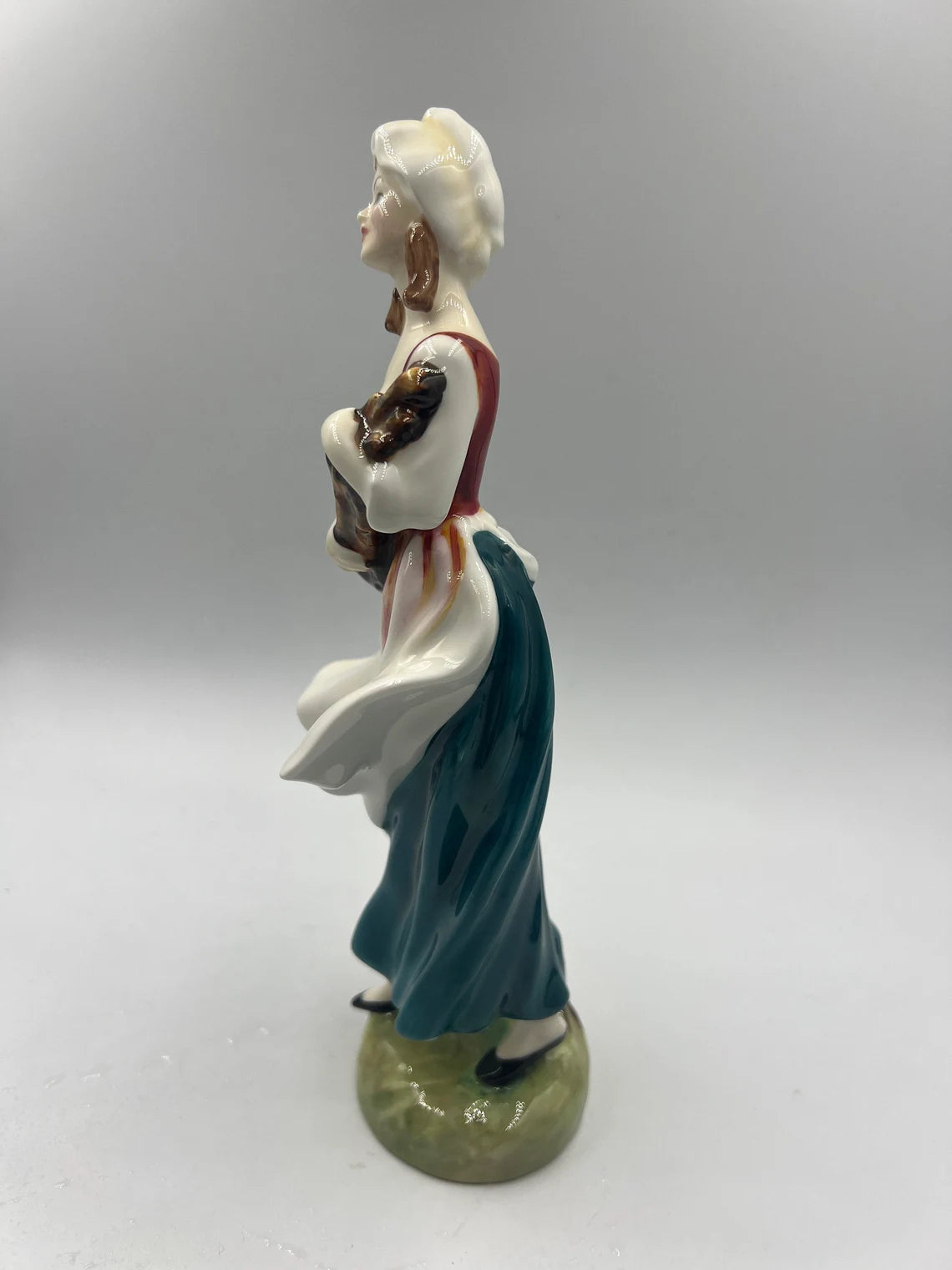 Royal Doulton Lizzie Figurine HN 2749 by Douglas Tootle 1987 England 8 -/4” High - Royaltreasuryhouse