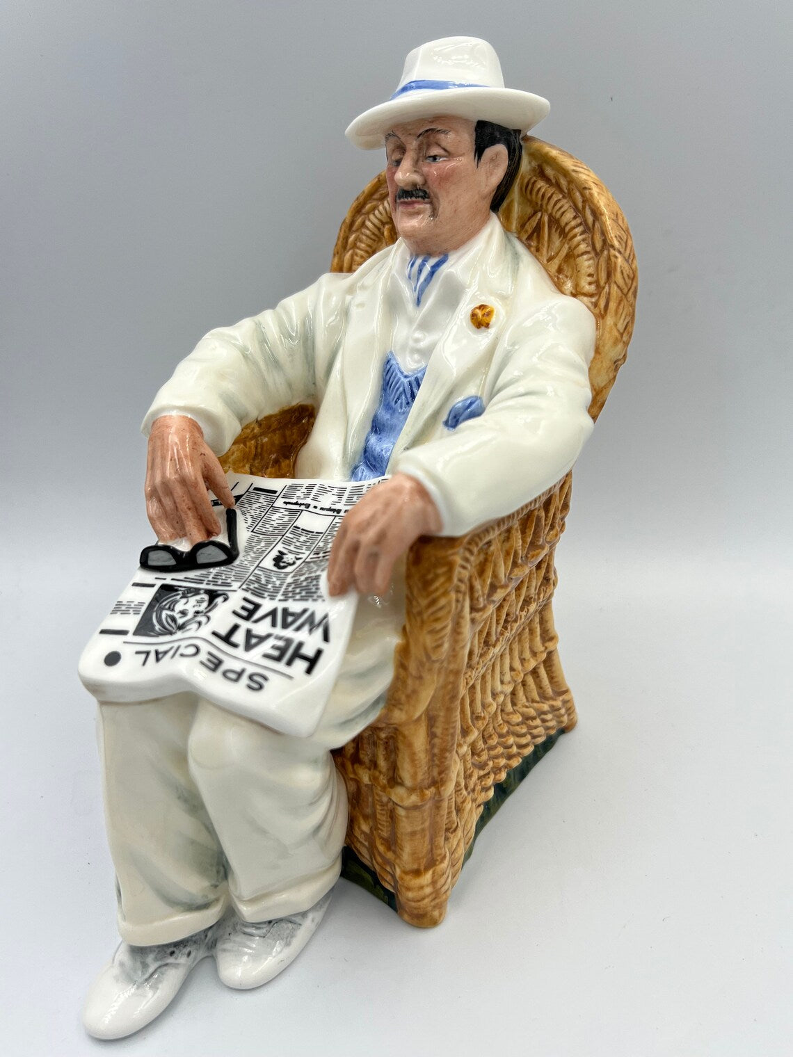 Royal Doulton figurine "taking things easy" White HN2680