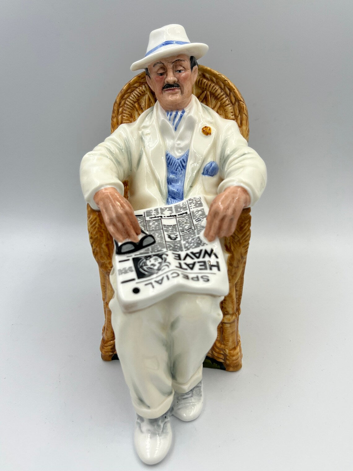 Royal Doulton figurine "taking things easy" White HN2680