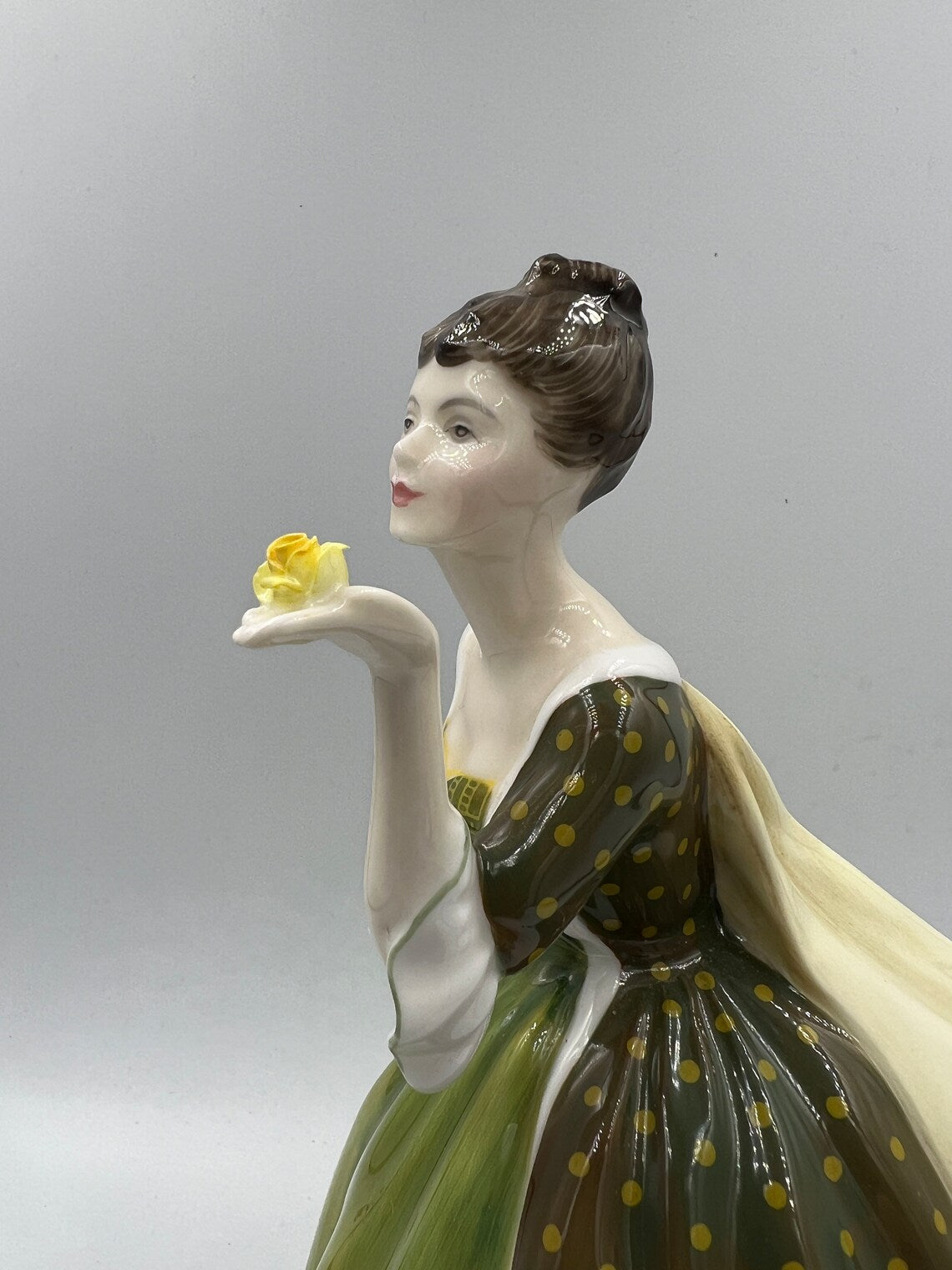 Royal Doulton Figurine FLEUR HN2368 HN 2368 - Royaltreasuryhouse