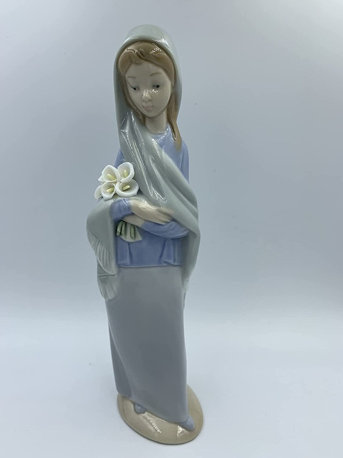 Porcelain Figurine Girl with Flowers. Spain, 20th Century. - Royaltreasuryhouse