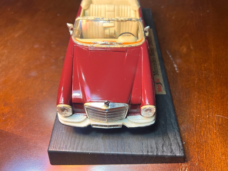 Maisto 1/18 Scale Model Car 31811 - 1966 Mercedes Benz 280SE - Red - Royaltreasuryhouse