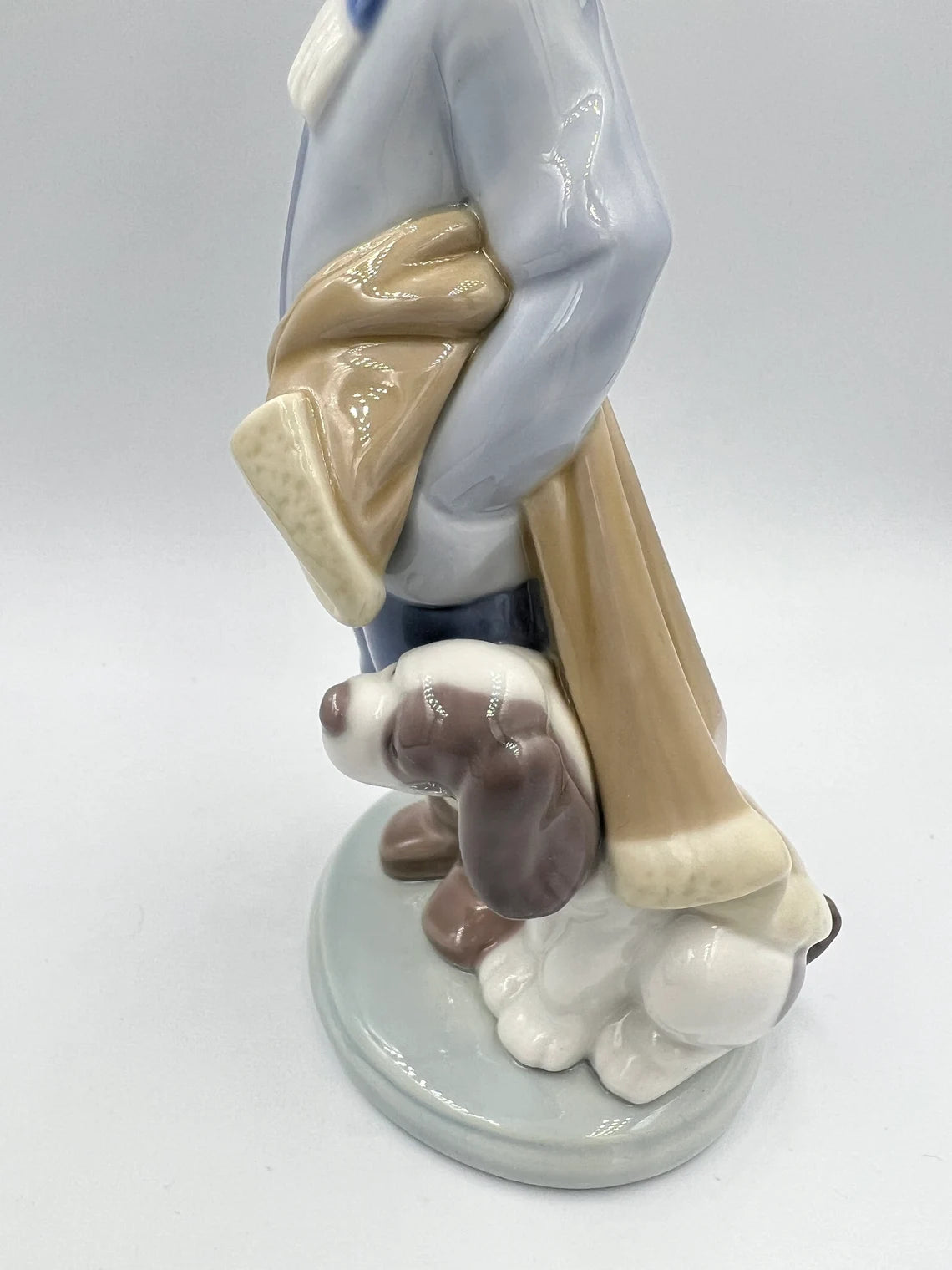 Lladro figurine 5220 - Retired - Winter Boy with scarf, umbrella and Dog - Royaltreasuryhouse