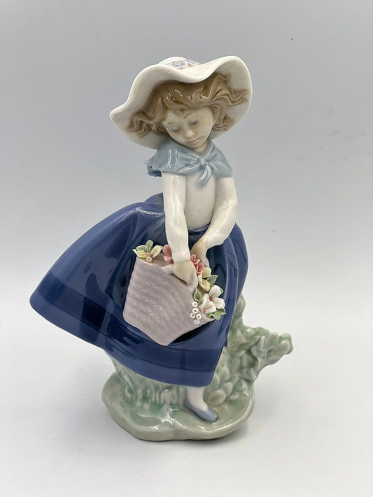 Llardo Pretty Pickings Girl Figurine - Royaltreasuryhouse