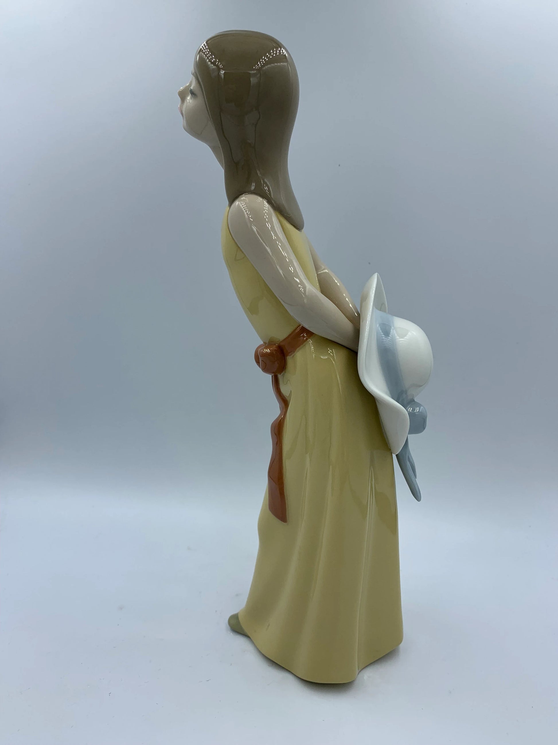 Lladro 5010 COIFFURE GIRL WITH STRAW HAT Pricing and Reference Guide
