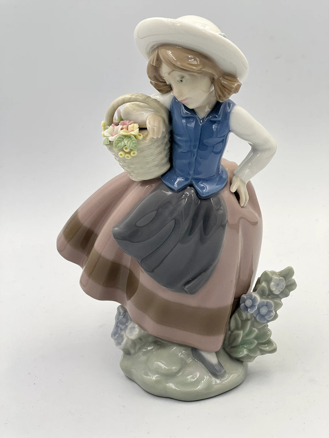 Llardo Sweet Scent Girl Figurine - Royaltreasuryhouse