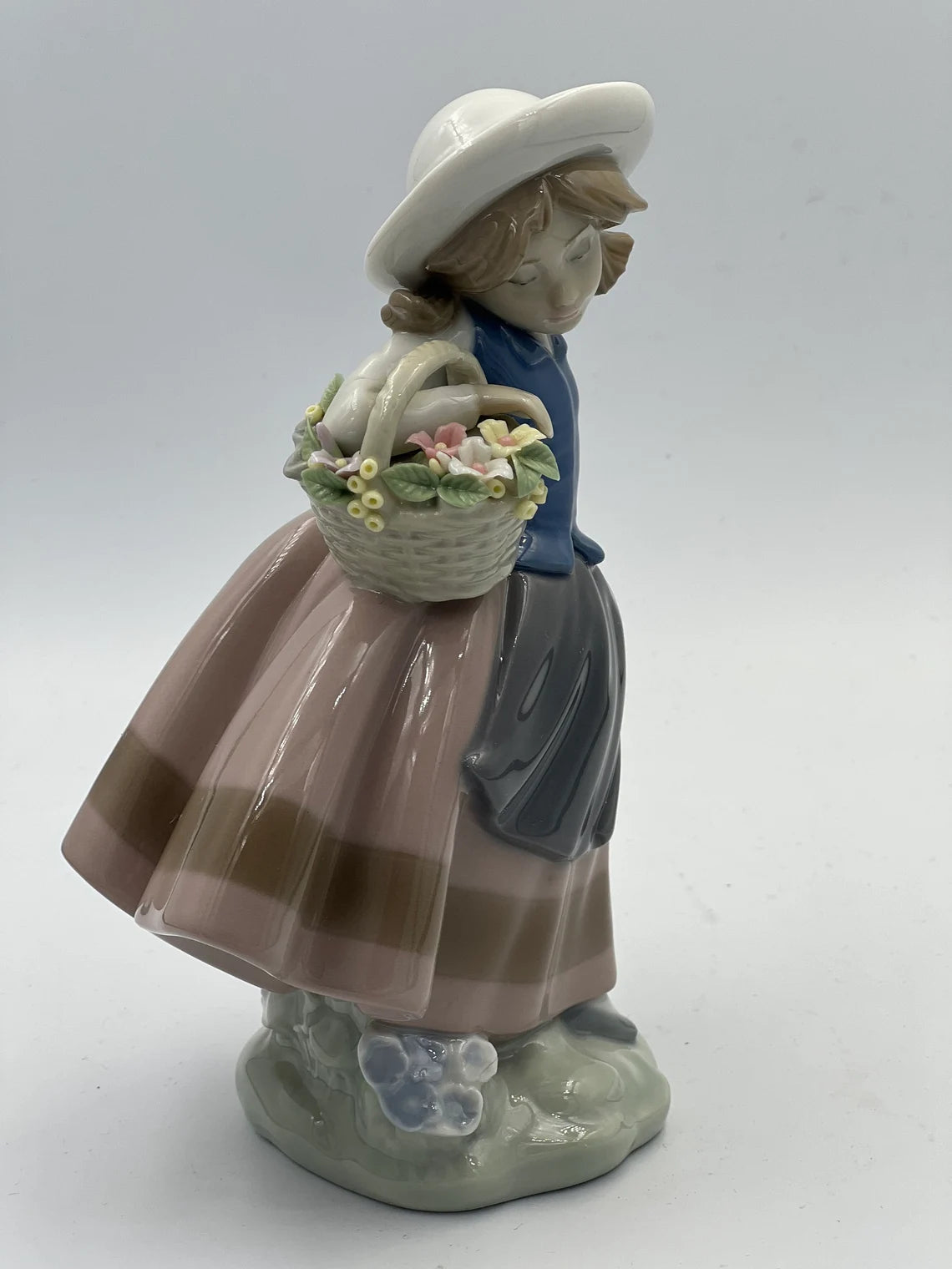 Llardo Sweet Scent Girl Figurine - Royaltreasuryhouse