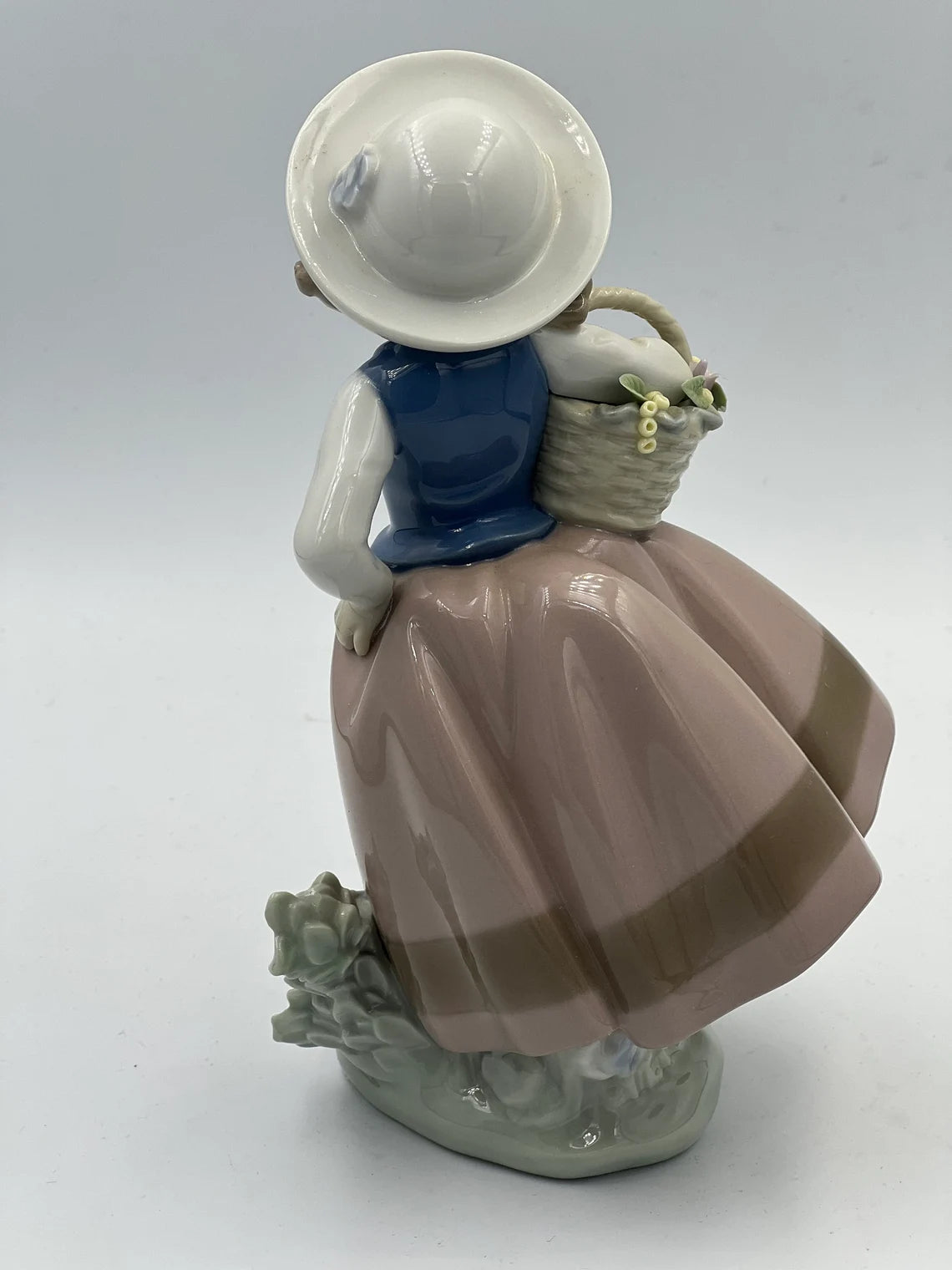 Llardo Sweet Scent Girl Figurine - Royaltreasuryhouse