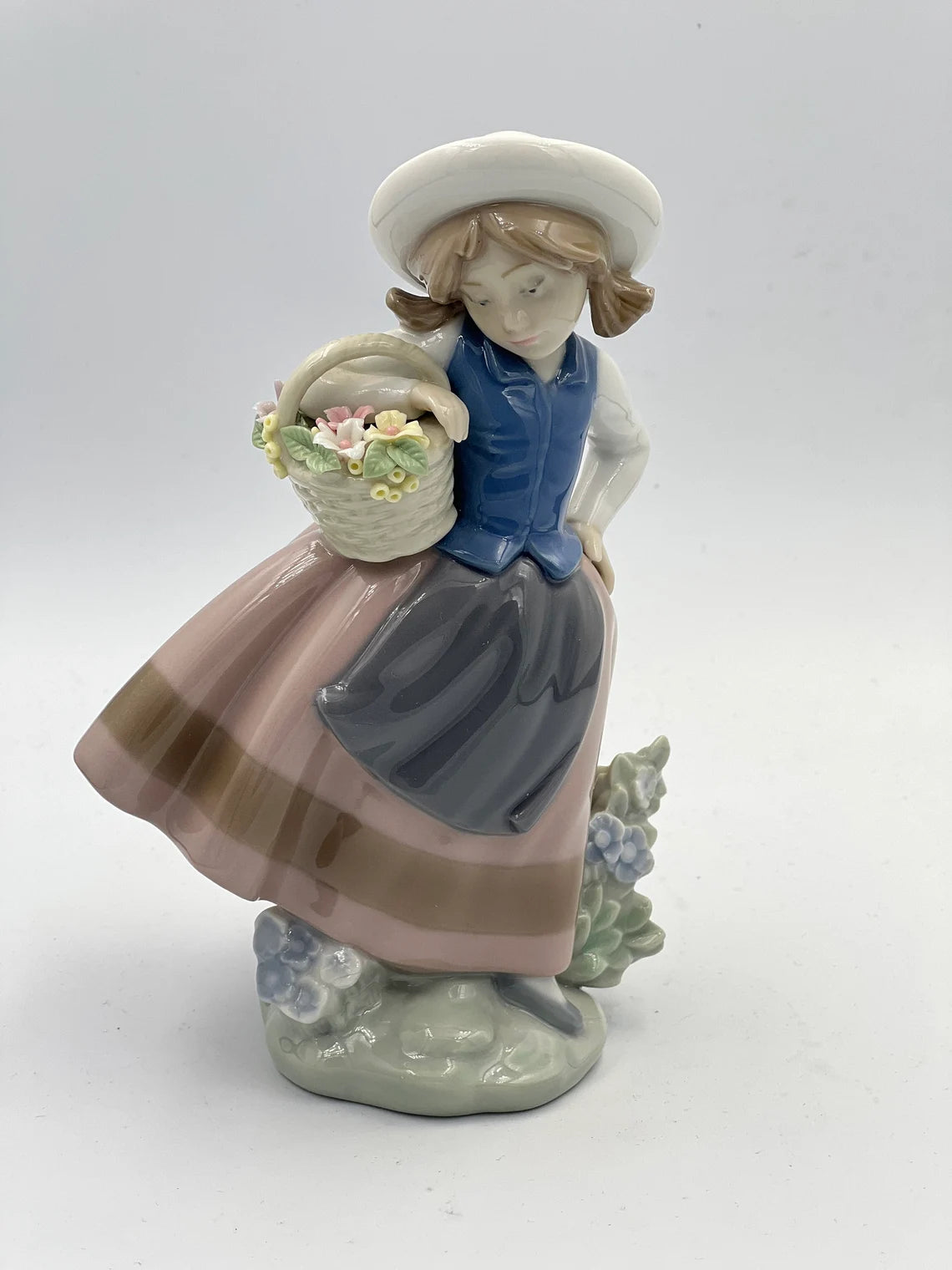 Llardo Sweet Scent Girl Figurine - Royaltreasuryhouse