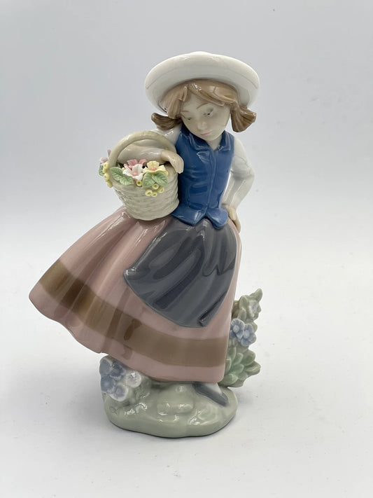 Llardo Sweet Scent Girl Figurine - Royaltreasuryhouse